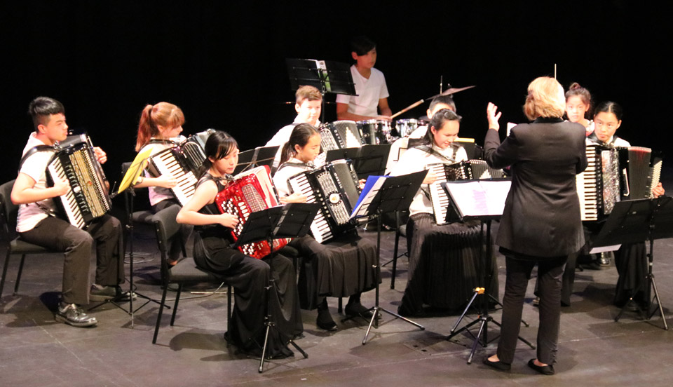 North Shore Music Makers conducted by Christine Johnstone.