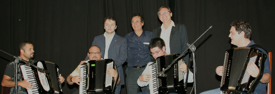 Some contestants performing for the streaming internet video. At the back is CIA delegate and Head of Jury Mirco Patarini, Lauro Val&eacute;rio and CIA delegate Harley Jones.