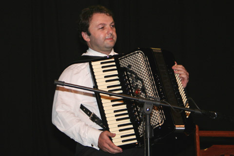 Mirco Patarini performing