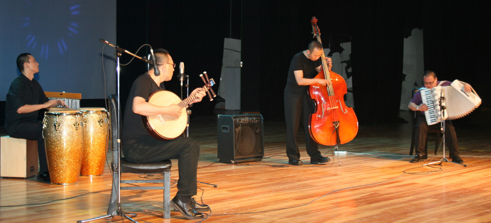 Zhang Dehan (accordion), Feng Mantian (Sitar), Ge Xiaotian (drums), Zhang Hui (electric bass)