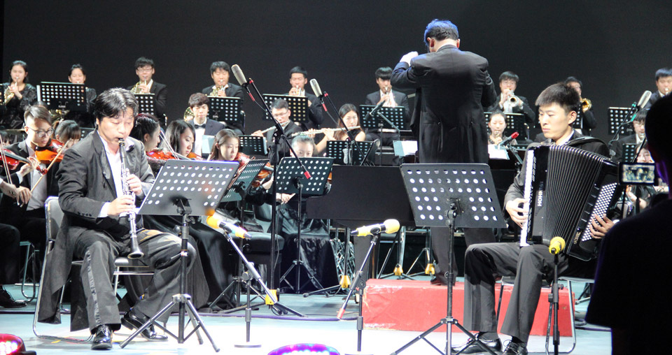 Zheng Quan (clarinet) and Xu Guoqi (accordion) with the Symphony Orchestra of Harbin Normal University conducted by Tao Yabing