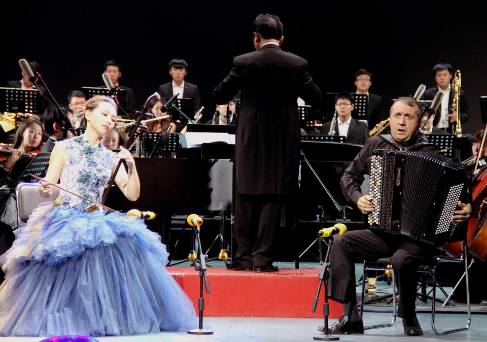 Shao Dan and Yuri Shishkin with symphony orchestra