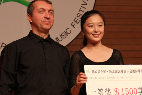 Yuri Shishkin presenting the 1st place prize money to Ma Qui.