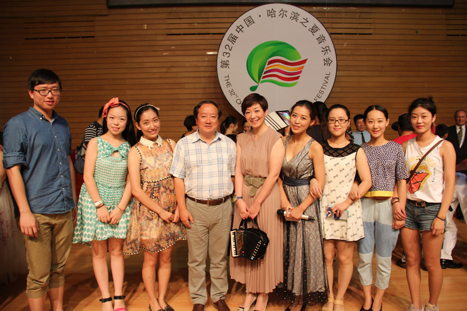 Li Cong and Crystal Wang with students.