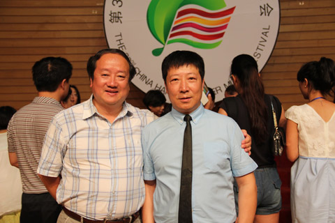 Li Cong warmly congratulates Wang Hongyu 