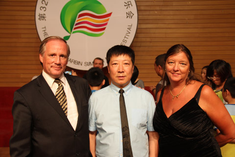 Raymond and Anna Bodell also congratulate Wang Hongyu.