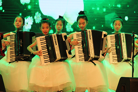 Shiyan Public School Rongxin Accordion Orchestra