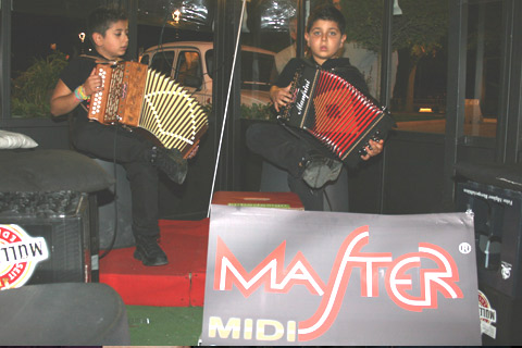 Master Midi Production sponsored the evening festival performance of young diatonic accordion stars Alessandro (left) and Gabriele (right) Guglielmi.