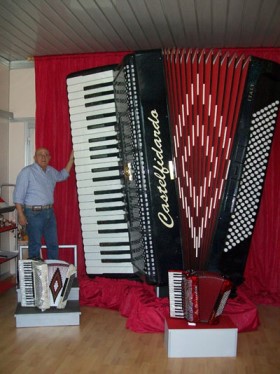 Giancarlo Francenella & gigantic accordion