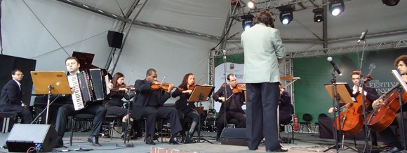 Mirco Patarini & Orchestra Camerata SESI, conductor Leonardo David.