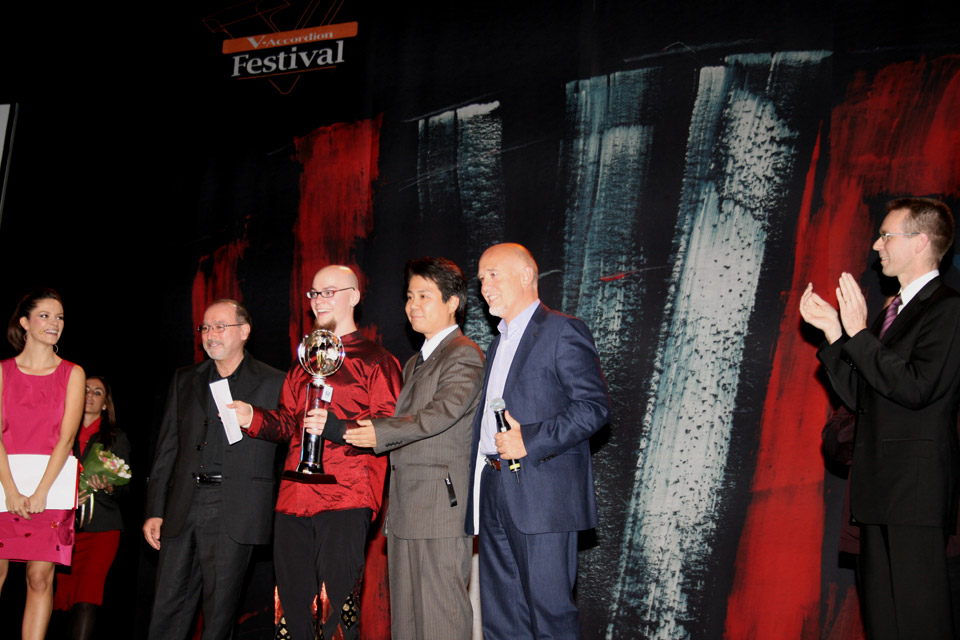 Picture left to right: Famous presenter Alessandra Bellini, Toni Perttula (Finland), Akira Hanechi, Luigi Bruti, (Marketing Director of Roland Europe SpA.), Kimmo Mattila, Chairman of the Jury (Finland).