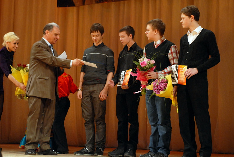 Viatcheslav Semionov presenting awards.