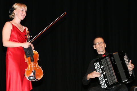 Aino Ojakoski (viola) and Kimmo Mattila (accordion),
