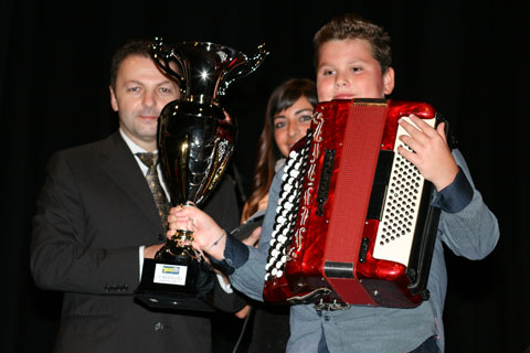 Mirco Patarini presents trophy to Manuel Piccioni