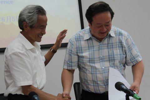 Prof. Li Wei Ming handing over to the new Chairman Prof. Li Cong