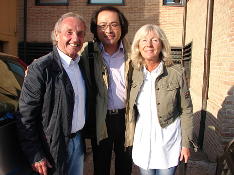 Reiner and Maria Schneidenbach from Klingenthal with Cao Xing Qing from China.