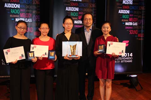 Cao Xiao-Qing with his winning students.